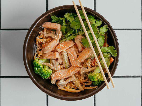 Футурист. Bar & Kitchen - Удон с лососем и кремом-чиз