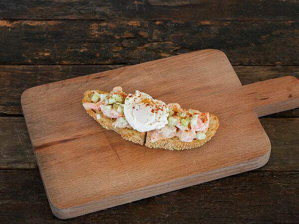 Гастробар Море - Брускетта с креветками и яйцом пашот