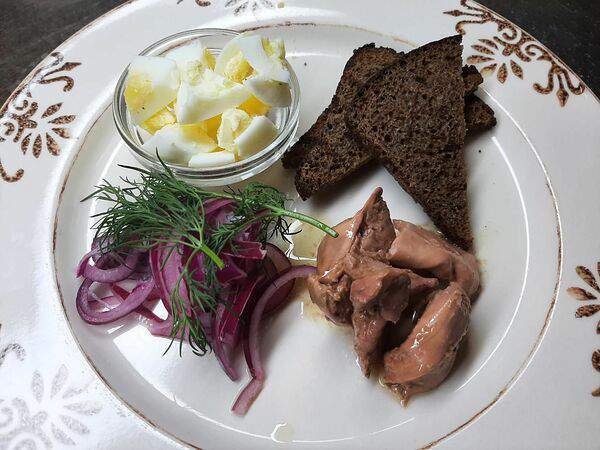 Катюша - Печень трески с маринованным луком и яйцом
