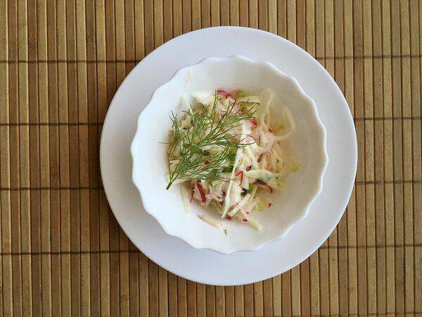 Кафе Мария - Салат из свежей капусты с редисом и зелёным луком