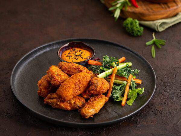 Абсолютъ - Куриные крылышки фри со свежими овощами и соусом тысяча островов