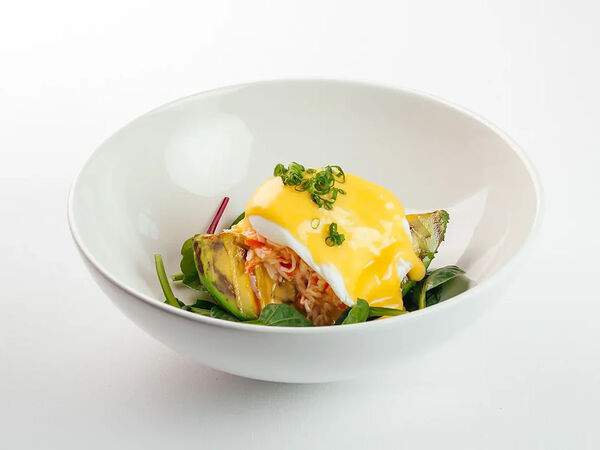 Avocado queen - Жареное авокадо с крабом и яйцом пашот