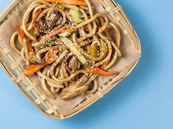 MADAME MARY WONG - Удон с курицей в карамельном пад тай