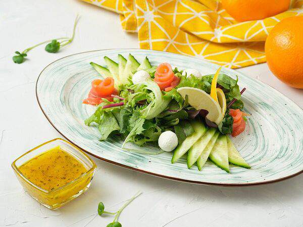 Амуретто - Салат с сёмгой и творожным сыром