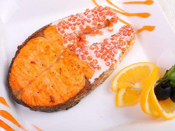 Navat - Стейк семги под икорным соусом