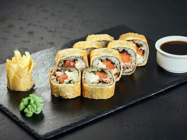 Маэстро суши - Горячий ролл с лососем и угрем