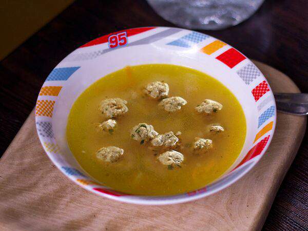 Алазани - Бульон с мясными фрикадельками
