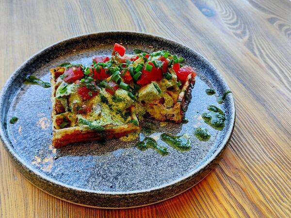 CoffeeВарим - Вафля с курицей, грибами и соусом песто