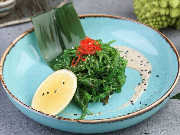 Большие Тарелки - Салат чука с ореховым соусом