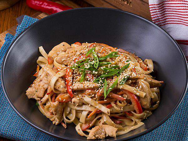 Kimchi Chicken - Вок с курицей и кунжутным соусом