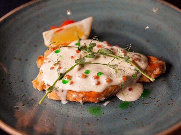 Loft Cafe - Филе лосося под икорным соусом