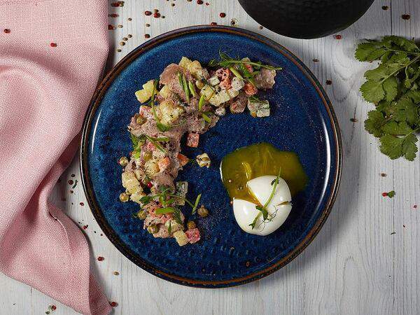 Инжир - Оливье с сочным ростбифом и яйцом пашот