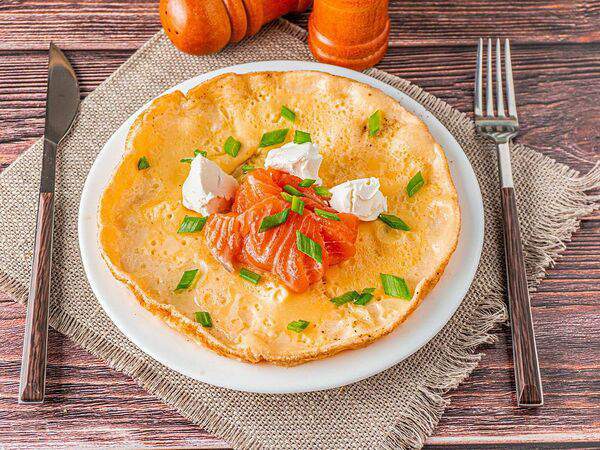 Мировая кухня - Омлет с лососем и творожным сыром