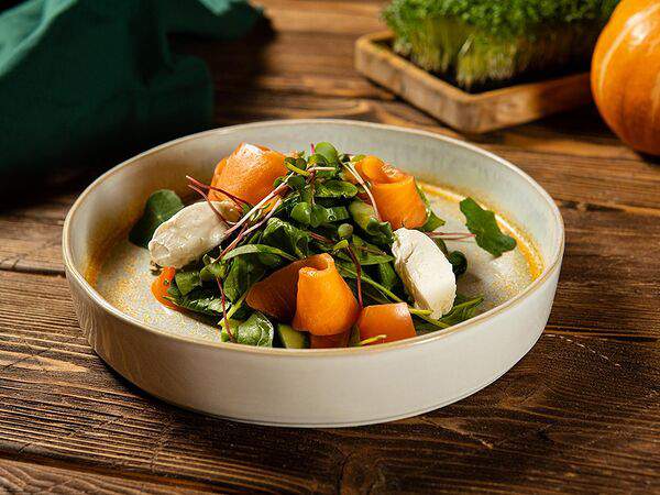 Gastro Pub Hooligans - Салат с лососем и мягким сыром