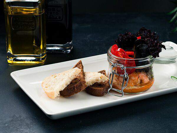 Catch - Тигровые креветки и мидии в томатной Сальсе под соусом песто