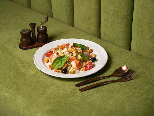 Roots - Салат цезарь с тигровыми креветками