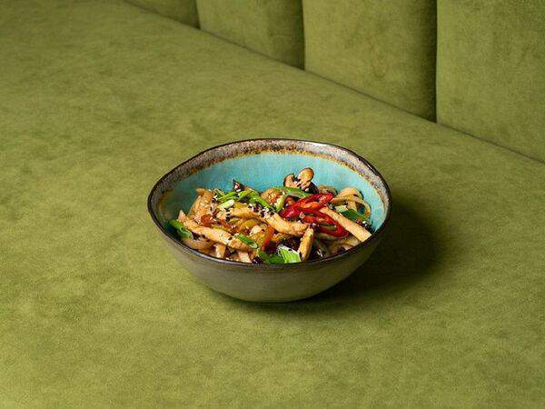 Roots - Вок с курицей и грибами шиитаке