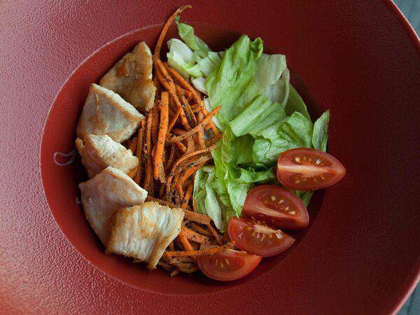 Wooden - Салат с цыпленком и рисовой лапшой