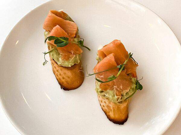 Гастро Бар  Youre Stories - Брускетта с лососем и соусом гуакамоле