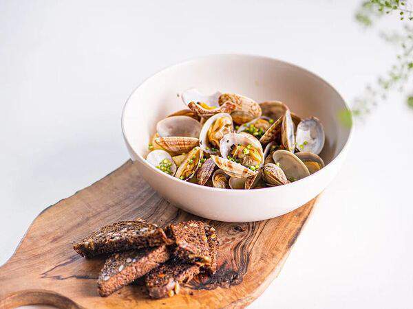 Red wall - Вонголе на створке со злаковым хлебом