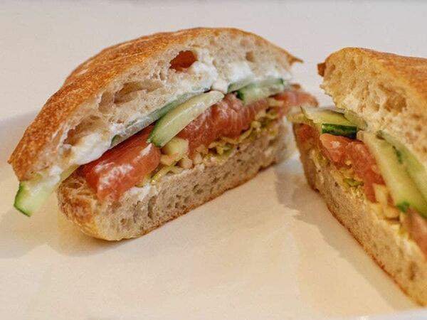 Lobby Street Food - Сэндвич с лососем и крем-сыром