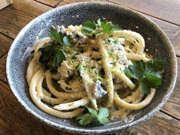 CoffeeВарим - Паста с курицей, грибами и соусом песто