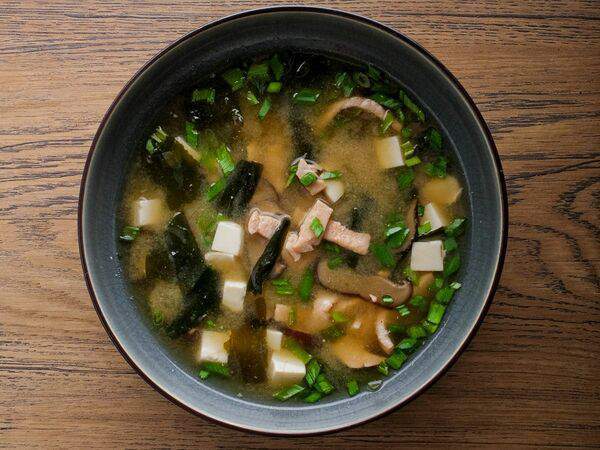 Maru - Мисо-суп с тихоокеанским лососем, сыром тофу и водорослями вакаме