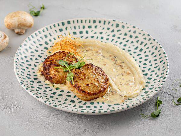 Fish Box - Куриные котлеты с пюре и соусом из сливок и грибов