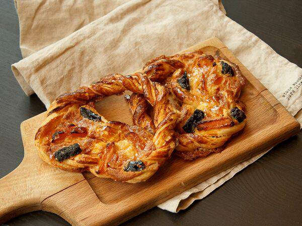 Хлебные истории - Крендель фруктово-кремовый