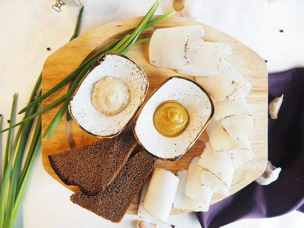 Вилла Подлипки - Сало по-деревенски с зеленым луком и гренками