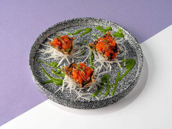 Miska bowls & folks - Тартар из лосося на рисовых чипсах с гуакамоле