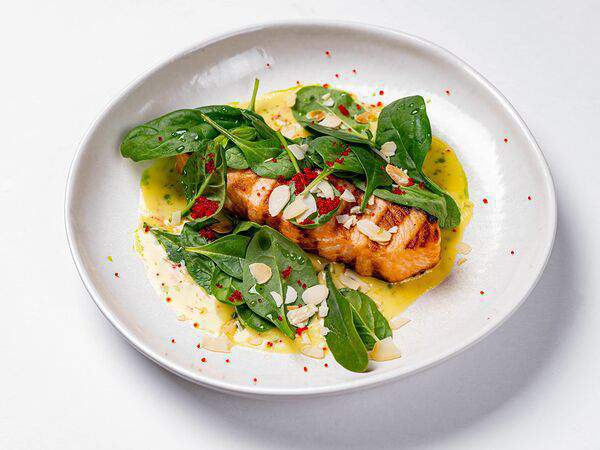 Клево - Стейк лосося с голландским соусом и молодым шпинатом