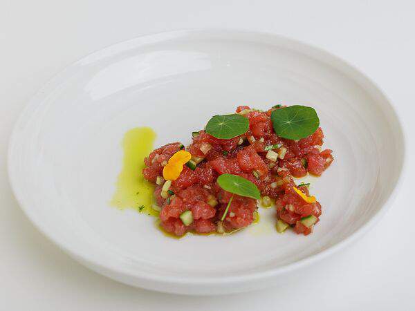 Глупый француз - Тартар из тунца с сезонными ягодами
