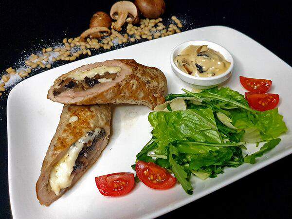 Всем Своим - Рулет из cвинoй вырезки фаршированный грибами и сыром