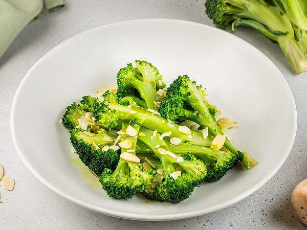 АндерСон - Брокколи бланшированные с зеленым маслом и миндалем
