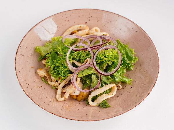 Massimo - Тёплый салат с кальмаром и чоризо