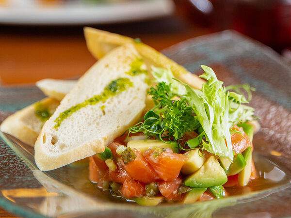 Золотой гребешок - Тартар из лосося с авокадо и зелеными крутонами