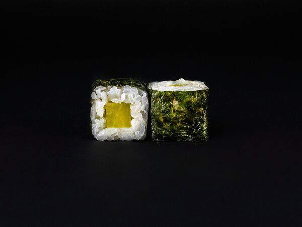 Mr Khan - Классический ролл с такуаном