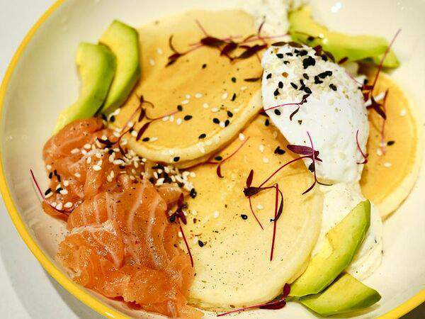 Wild Coffee & Food - Панкейки с лососем и авокадо