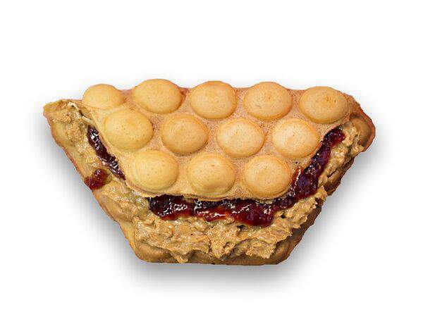 Bubble waffle - Ванильная вафля с арахисовой пастой и малиной