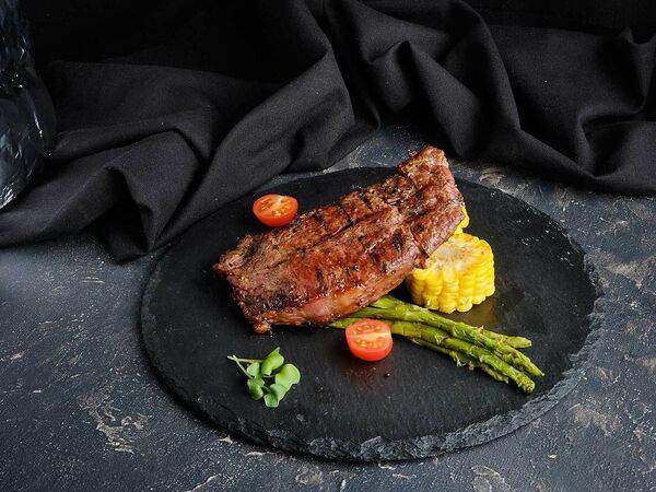 Мархаба - Стейк из конины со спаржей и кукурузой