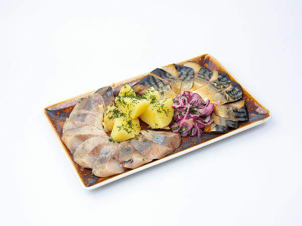 Персонажи - Сельдь с подкопченной скумбрией и картофелем