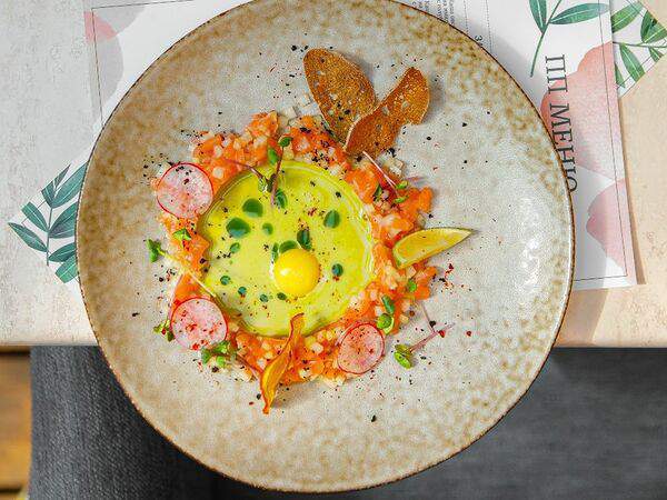 Театральный буфетъ - Тартар из лосося с лаймовым соусом и перепелиным яйцом