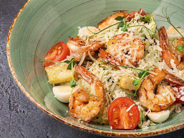 Plovlounge - Салат Цезарь с тигровыми креветками