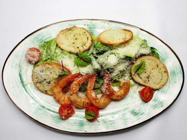 Гости - Салат Цезарь с тигровыми креветками