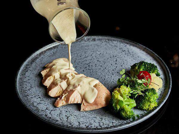 Chocolate - Томленая курочка с брокколи и трюфельным соусом