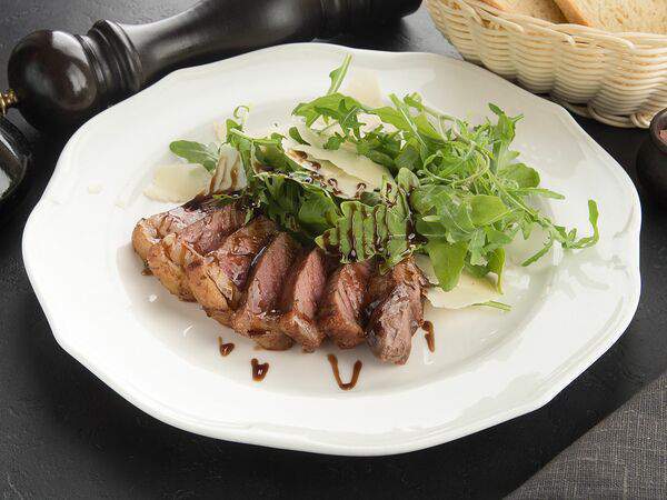 La Scala Trattoria Ignazio - Тальята из стейка Нью-Йорк Мираторг с рукколой и пармезаном