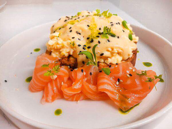 Sisters Coffee & Wine - Скрэмбл с лососем