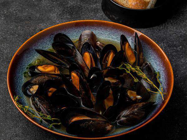 Секреты - Мидии томленые в вине с чесночным соусом