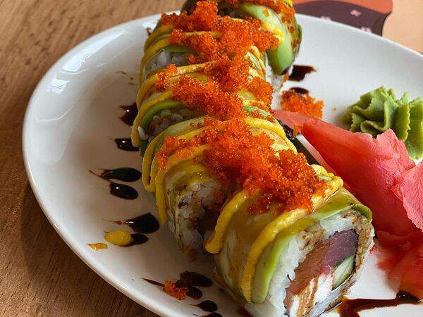 Кафе AZIAT - Фирменный ролл с авокадо